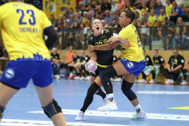 Handball, Alsco HBF1: HC Leipzig - Borussia Dortmund; 29.08.2026 Sharleen Greschner (20, HC Leipzig) packt gegen Dana Bleckmann (66, Borussia Dortmund) zu. Alsco Handball Bundesliga Frauen HBF1, Saison 2026 2027, 1. Spieltag: HC Leipzig vs. Borussia Dortmund am 29.08.2026 im Sportcenter Markranstädt. Copyright: xBEAUTIFULxSPORTS JanxKaeferx