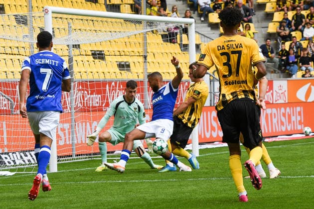Cyrill Akono (SV Meppen, 9), Matti Wagner (Alemannia Aachen, 3), Zweikampf, Duell, duel, tackle, tackling, Dynamik, Action, Aktion, 29.08.2026, Aachen (Deutschland), Fussball, 3. Liga, TSV Alemannia Aachen - SV Meppen, Fussball, 3. Liga, TSV Alemannia Aachen - SV Meppen, DFB DFL REGULATIONS PROHIBIT ANY USE OF PHOTOGRAPHS AS IMAGE SEQUENCES AND OR QUASI-VIDEO.