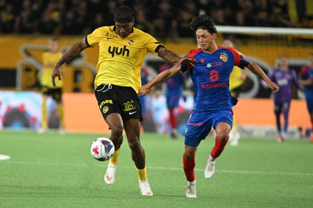 BERN, SWITZERLAND - AUGUST 29: Samuel Essende of Young Boys l) against Keigo Tsunemoto of Basel r) during the Swiss Super League match between BSC Young Boys and FC Basel 1893 at Stadion Wankdorf on August 29, 2026 in Bern, Switzerland. Bern Stadion Wankdorf Bern Switzerland Copyright: xJustPictures.ch ManuelxWinterbergerx jp-en-EuSpIm-MWI_2853