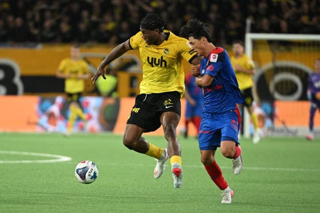 BERN, SWITZERLAND - AUGUST 29: Samuel Essende of Young Boys l) against Keigo Tsunemoto of Basel r) during the Swiss Super League match between BSC Young Boys and FC Basel 1893 at Stadion Wankdorf on August 29, 2026 in Bern, Switzerland. Bern Stadion Wankdorf Bern Switzerland Copyright: xJustPictures.ch ManuelxWinterbergerx jp-en-EuSpIm-MWI_2861