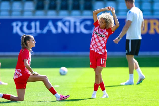 29. August 2026, Fussball, Google Pixel Frauen-Bundesliga, SC Freiburg - 1. FC Union Berlin Borbala Vincze (29, SC Freiburg, li.) und Amira Arfaoui (17, SC Freiburg) beim Aufwärmen Photo: Urs Ottiger *** August 29, 2026, Soccer, Google Pixel Women s Bundesliga, SC Freiburg 1, FC Union Berlin, Borbala Vincze 29, SC Freiburg (left), and Amira Arfaoui 17, SC Freiburg, warming up. Photo by Urs Ottiger