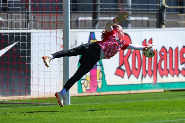 29. August 2026, Fussball, Google Pixel Frauen-Bundesliga, SC Freiburg - 1. FC Union Berlin Anna Reimann (38, SC Freiburg) beim Aufwärmen Photo: Urs Ottiger *** August 29, 2026, Soccer, Google Pixel Women s Bundesliga, SC Freiburg 1 FC Union Berlin, Anna Reimann 38, SC Freiburg warming up. Photo by Urs Ottiger