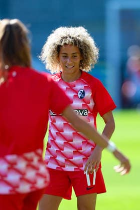 29. August 2026, Fussball, Google Pixel Frauen-Bundesliga, SC Freiburg - 1. FC Union Berlin Amira Arfaoui (17, SC Freiburg) beim Aufwärmen Photo: Urs Ottiger *** August 29, 2026, Soccer, Google Pixel Women s Bundesliga, SC Freiburg 1, FC Union Berlin, Amira Arfaoui 17, SC Freiburg warming up. Photo by Urs Ottiger