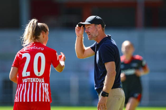 29. August 2026, Fussball, Google Pixel Frauen-Bundesliga, SC Freiburg - 1. FC Union Berlin Jana Vojtekova (20, SC Freiburg) mit einer Rückmeldung an ihren Trainer, Marco Konrad (Cheftrainer, SC Freiburg) Photo: Urs Ottiger *** August 29, 2026, Soccer, Google Pixel Women s Bundesliga, SC Freiburg 1 FC Union Berlin Jana Vojtekova, 20, SC Freiburg responding to her coach, Marco Konrad, head coach, SC Freiburg. Photo by Urs Ottiger