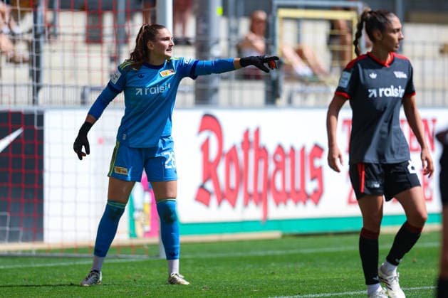 29. August 2026, Fussball, Google Pixel Frauen-Bundesliga, SC Freiburg - 1. FC Union Berlin Nadine Böhi (28, 1. FC Union Berlin) mit Anweisungen an ihre Vorderfrauen Photo: Urs Ottiger *** August 29, 2026, Soccer, Google Pixel Women s Bundesliga, SC Freiburg 1, FC Union Berlin, Nadine Böhi, 28, FC Union Berlin giving instructions to her forwards. Photo by Urs Ottiger