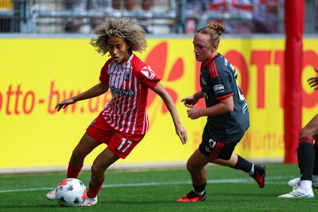 29. August 2026, Fussball, Google Pixel Frauen-Bundesliga, SC Freiburg - 1. FC Union Berlin Amira Arfaoui (17, SC Freiburg, li.) im Zweikampf mit Lisanne Gräwe (6, 1. FC Union Berlin) Photo: Urs Ottiger *** August 29, 2026, Soccer, Google Pixel Women s Bundesliga, SC Freiburg vs. 1. FC Union Berlin: Amira Arfaoui (17), SC Freiburg, left, in a tackle with Lisanne Gräwe (6), 1. FC Union Berlin. Photo by Urs Ottiger