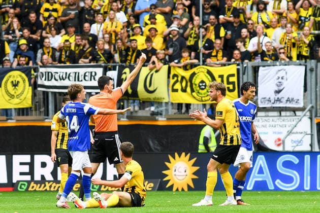 Felix Grund (Schiedsrichter) zeigt Niclas Nadj (SV Meppen, 40) rechts, die Gelbe Karte wegen Foulspiel an Danilo Wiebe (Alemannia Aachen, 28) am Boden liegend, Gelbe Karte, Verwarnung, yellow card, 29.08.2026, Aachen (Deutschland), Fussball, 3. Liga, TSV Alemannia Aachen - SV Meppen, Fussball, 3. Liga, TSV Alemannia Aachen - SV Meppen, DFB DFL REGULATIONS PROHIBIT ANY USE OF PHOTOGRAPHS AS IMAGE SEQUENCES AND OR QUASI-VIDEO.