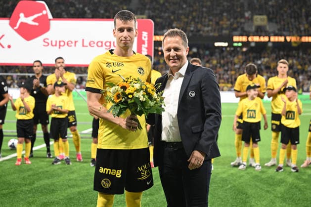 BERN, SWITZERLAND - AUGUST 29: Christoph Spycher of Young Boys r) presents Sandro Lauper of Young Boys l) with a bouquet of flowers to celebrate his 250th competitive match for Young Boys during the Swiss Super League match between BSC Young Boys and FC Basel 1893 at Stadion Wankdorf on August 29, 2026 in Bern, Switzerland. Bern Stadion Wankdorf Bern Switzerland Copyright: xJustPictures.ch ManuelxWinterbergerx jp-en-EuSpIm-MWI_2616