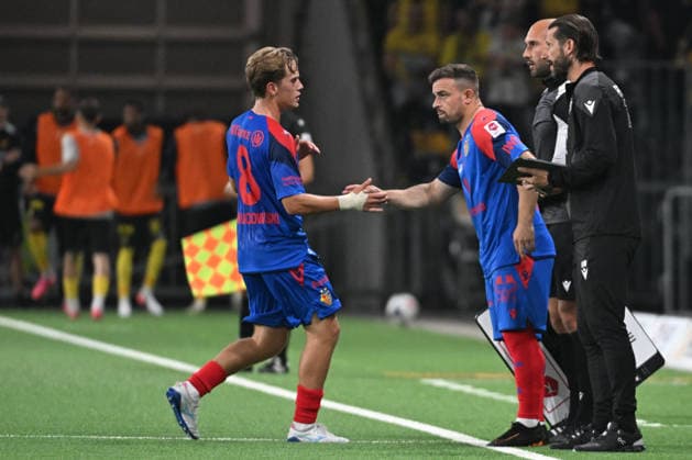 BERN, SWITZERLAND - AUGUST 29: Ludwig Malachowski of Basel l) is substituted in the first half for Xherdan Shaqiri of Basel r) during the Swiss Super League match between BSC Young Boys and FC Basel 1893 at Stadion Wankdorf on August 29, 2026 in Bern, Switzerland. Bern Stadion Wankdorf Bern Switzerland Copyright: xJustPictures.ch ManuelxWinterbergerx jp-en-EuSpIm-MWI_2796
