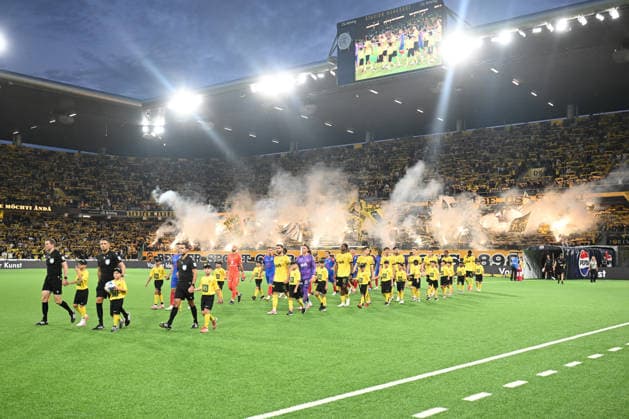 BERN, SWITZERLAND - AUGUST 29: Both teams take the field before the game during the Swiss Super League match between BSC Young Boys and FC Basel 1893 at Stadion Wankdorf on August 29, 2026 in Bern, Switzerland. Bern Stadion Wankdorf Bern Switzerland Copyright: xJustPictures.ch ManuelxWinterbergerx jp-en-EuSpIm-MWI_2557