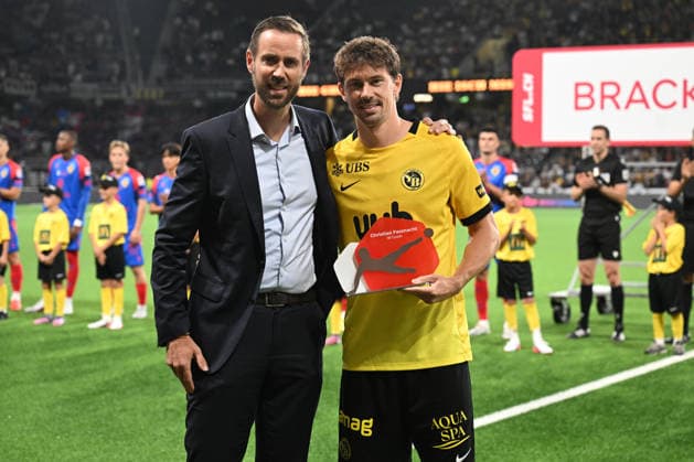 BERN, SWITZERLAND - AUGUST 29: Claudius Schäfer Chief Executive Officer, Swiss Super League) left) presents Christian Fassnacht of Young Boys r) with the award for the league s top scorer for the 2025 2026 season during the Swiss Super League match between BSC Young Boys and FC Basel 1893 at Stadion Wankdorf on August 29, 2026 in Bern, Switzerland. Bern Stadion Wankdorf Bern Switzerland Copyright: xJustPictures.ch ManuelxWinterbergerx jp-en-EuSpIm-MWI_2605
