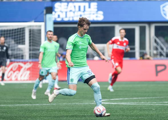 SEATTLE, WA - AUGUST 29: Seattle Sounders FC defender Stuart Hawkins (39) dribbles the ball during the MLS, Fussball Herren, USA match between Chicago Fire FC and Seattle Sounders FC on August 29, 2026 at Lumen Field in Seattle, Washington. (Photo by Leslie Plaza Johnson Icon Sportswire) SOCCER: AUG 29 MLS Seattle Sounders FC vs Chicago Fire FC EDITORIAL USE ONLY Icon260829003