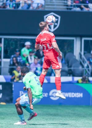 SEATTLE, WA - AUGUST 29: Chicago Fire FC defender Jonathan Dean (24) heads the ball in the first half during the MLS, Fussball Herren, USA match between Chicago Fire FC and Seattle Sounders FC on August 29, 2026 at Lumen Field in Seattle, Washington. (Photo by Leslie Plaza Johnson Icon Sportswire) SOCCER: AUG 29 MLS Seattle Sounders FC vs Chicago Fire FC EDITORIAL USE ONLY Icon260829004