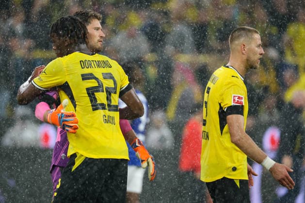 Dortmund, Deutschland: 29.08.2026 - 1. Bundesliga 2026 27 - 1. Spieltag - Borussia Dortmund vs. HSV Im Bild: v.li. Joane Gadou (BVB), Torhüter Gregor Kobel (BVB) und Waldemar Anton (BVB) beim Abschlussjubel nach dem ersten Heimsieg gegen den HSV in der neuen Saison (DFL DFB REGULATIONS PROHIBIT ANY USE OF PHOTOGRAPHS as IMAGE SEQUENCES and or QUASI-VIDEO) *** *** Dortmund, Germany, August 29, 2026, Bundesliga 2026, Matchday 27, Borussia Dortmund vs. HSV. Pictured from left: Joane Gadou (BVB), goalkeeper Gregor Kobel (BVB), and Waldemar Anton (BVB) celebrating after their first home win against HSV in the new season. DFL DFB REGULATIONS PROHIBIT ANY USE OF PHOTOGRAPHS AS IMAGE SEQUENCES AND OR QUASI-VIDEO *** Copyright: HMBxMedia MadeleinexFantini