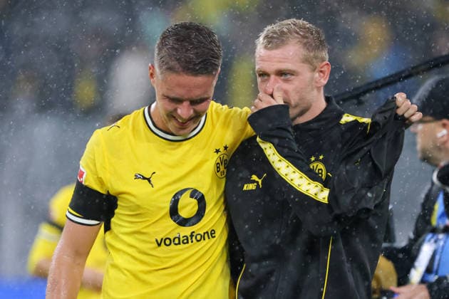 Dortmund, Deutschland: 29.08.2026 - 1. Bundesliga 2026 27 - 1. Spieltag - Borussia Dortmund vs. HSV Im Bild: v.li. Joey Veerman (BVB) und Julian Ryerson (BVB) beim Abschlussjubel nach dem ersten Heimsieg gegen den HSV in der neuen Saison (DFL DFB REGULATIONS PROHIBIT ANY USE OF PHOTOGRAPHS as IMAGE SEQUENCES and or QUASI-VIDEO) *** *** Dortmund, Germany, August 29, 2026, Bundesliga 2026, Matchday 27, Borussia Dortmund vs. HSV. Pictured from left: Joey Veerman (BVB) and Julian Ryerson (BVB) celebrating after their first home win against HSV in the new season. DFL DFB REGULATIONS PROHIBIT ANY USE OF PHOTOGRAPHS as IMAGE SEQUENCES and or QUASI-VIDEO *** Copyright: HMBxMedia MadeleinexFantini