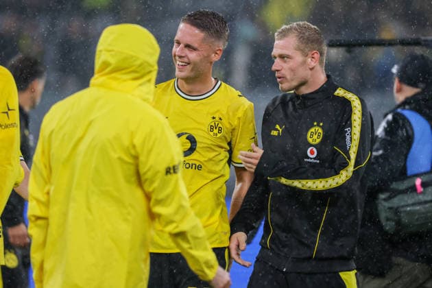 Dortmund, Deutschland: 29.08.2026 - 1. Bundesliga 2026 27 - 1. Spieltag - Borussia Dortmund vs. HSV Im Bild: v.li. der Zweite Joey Veerman (BVB) und Julian Ryerson (BVB) beim Abschlussjubel nach dem ersten Heimsieg gegen den HSV in der neuen Saison (DFL DFB REGULATIONS PROHIBIT ANY USE OF PHOTOGRAPHS as IMAGE SEQUENCES and or QUASI-VIDEO) *** *** Dortmund, Germany August 29, 2026 1st Bundesliga 2026-27 Matchday 1 Borussia Dortmund vs. HSV Pictured from left: Joey Veerman (BVB) and Julian Ryerson (BVB) celebrating after their first home win against HSV in the new season DFL DFB REGULREGULATIONS PROHIBIT ANY USE OF PHOTOGRAPHS AS IMAGE SEQUENCES AND OR QUASI-VIDEO *** Copyright: HMBxMedia MadeleinexFantini