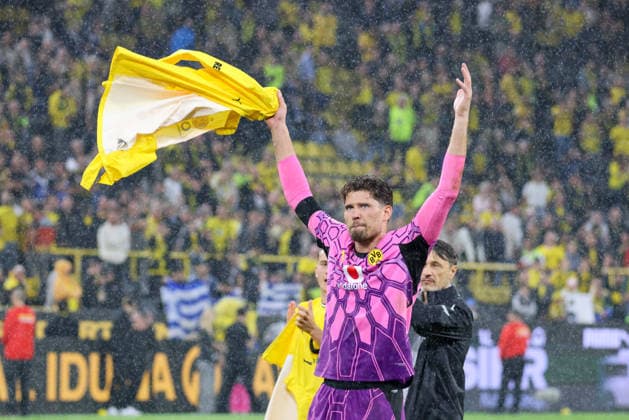 Dortmund, Deutschland: 29.08.2026 - 1. Bundesliga 2026 27 - 1. Spieltag - Borussia Dortmund vs. HSV Im Bild: Torhüter Gregor Kobel (BVB) beim Abschlussjubel nach dem ersten Heimsieg gegen den HSV in der neuen Saison (DFL DFB REGULATIONS PROHIBIT ANY USE OF PHOTOGRAPHS as IMAGE SEQUENCES and or QUASI-VIDEO) *** *** Dortmund, Germany August 29, 2026 1st Bundesliga 2026-27 Matchday 1 Borussia Dortmund vs. HSV Pictured: BVB goalkeeper Gregor Kobel celebrating after the team’s first home win against HSV in the new season DFL DFB REGULATIONS PROHIBIT ANY USE OF PHOTOGRAPHS as IMAGE SEQUENCES and or QUASI-VIDEO *** Copyright: HMBxMedia MadeleinexFantini