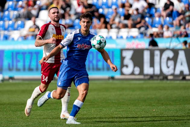 v.li.: Patrick Hobsch (Regensburg, 34), Sean Dulic (TSG II, 3), Zweikampf, Spielszene, Duell, duel, tackle, tackling, Dynamik, Action, Aktion, 29.08.2026, Sinsheim (Deutschland), Fussball, 3. Liga, TSG 1899 Hoffenheim II - SSV Jahn Regensburg, DFB DFL REGULATIONS PROHIBIT ANY USE OF PHOTOGRAPHS AS IMAGE SEQUENCES AND OR QUASI-VIDEO.