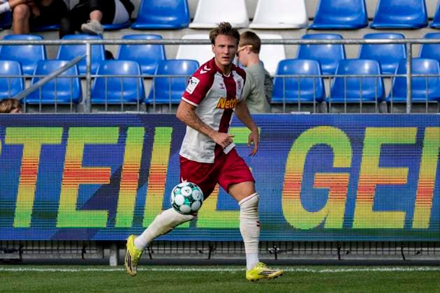 Felix Strauss (Strauß, Regensburg, 4), am Ball, Freisteller, Ganzkörper, Einzelbild, Einzelfoto, Aktion, Action, 29.08.2026, Sinsheim (Deutschland), Fussball, 3. Liga, TSG 1899 Hoffenheim II - SSV Jahn Regensburg, DFB DFL REGULATIONS PROHIBIT ANY USE OF PHOTOGRAPHS AS IMAGE SEQUENCES AND OR QUASI-VIDEO.