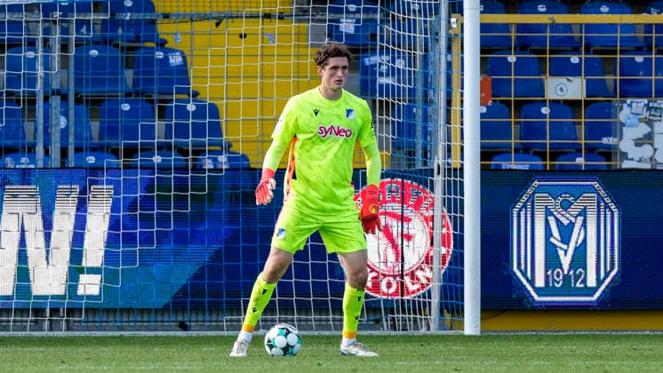 Lukas Petersson (Torwart, TSG II, 1), am Ball, Freisteller, Ganzkörper, Einzelbild, Einzelfoto, Aktion, Action, 29.08.2026, Sinsheim (Deutschland), Fussball, 3. Liga, TSG 1899 Hoffenheim II - SSV Jahn Regensburg, DFB DFL REGULATIONS PROHIBIT ANY USE OF PHOTOGRAPHS AS IMAGE SEQUENCES AND OR QUASI-VIDEO.