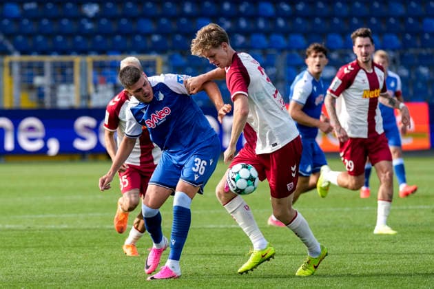 v.li.: Jakov Dedic (TSG II, 36), Leopold Wurm (Regensburg, 37), Zweikampf, Spielszene, Duell, duel, tackle, tackling, Dynamik, Action, Aktion, 29.08.2026, Sinsheim (Deutschland), Fussball, 3. Liga, TSG 1899 Hoffenheim II - SSV Jahn Regensburg, DFB DFL REGULATIONS PROHIBIT ANY USE OF PHOTOGRAPHS AS IMAGE SEQUENCES AND OR QUASI-VIDEO.