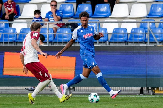 v.li.: Felix Strauss (Strauß, Regensburg, 4), Jykese Fields (TSG II, 11), Zweikampf, Spielszene, Duell, duel, tackle, tackling, Dynamik, Action, Aktion, 29.08.2026, Sinsheim (Deutschland), Fussball, 3. Liga, TSG 1899 Hoffenheim II - SSV Jahn Regensburg, DFB DFL REGULATIONS PROHIBIT ANY USE OF PHOTOGRAPHS AS IMAGE SEQUENCES AND OR QUASI-VIDEO.