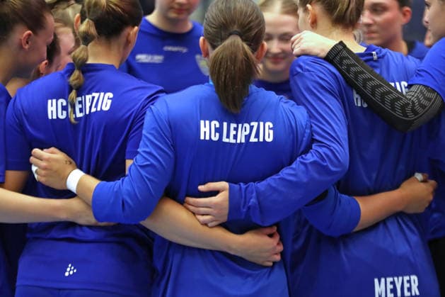 Handball, Alsco HBF1: HC Leipzig - Borussia Dortmund; 29.08.2026 HCL-Teamgedanke, Umarmung, Zusammenhalt, Symbolbild, Feature. Alsco Handball Bundesliga Frauen HBF1, Saison 2026 2027, 1. Spieltag: HC Leipzig vs. Borussia Dortmund am 29.08.2026 im Sportcenter Markranstädt. Copyright: xBEAUTIFULxSPORTS JanxKaeferx