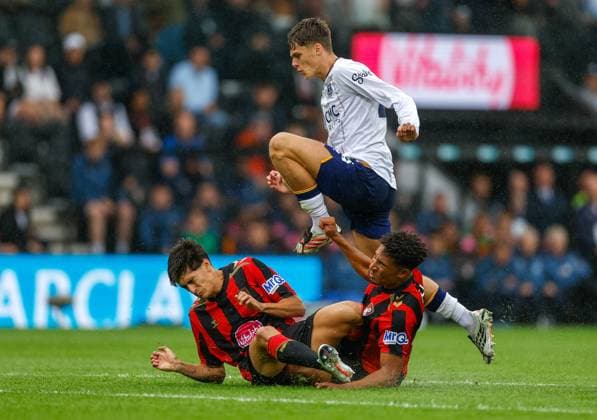 Harrison Armstrong of Everton hurdles James Hill (right) and Antonio Silva of AFC Bournemouth AFC Bournemouth v Everton, Premier League Football, Football, Vitality Stadium, Bournemouth, UK - 29 Aug 2026Bournemouth Vitality Stadium United Kingdom EDITORIAL USE ONLY No use with unauthorised audio, video, data, fixture lists, club league logos or live services. Online in-match use limited to 120 images, no video emulation. No use in betting, games or single club league player publications.  Copyright: xMattxImpey Shutterstockx 17119015cw