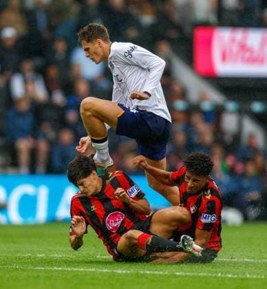 Harrison Armstrong of Everton hurdles James Hill (right) and Antonio Silva of AFC Bournemouth AFC Bournemouth v Everton, Premier League Football, Football, Vitality Stadium, Bournemouth, UK - 29 Aug 2026Bournemouth Vitality Stadium United Kingdom EDITORIAL USE ONLY No use with unauthorised audio, video, data, fixture lists, club league logos or live services. Online in-match use limited to 120 images, no video emulation. No use in betting, games or single club league player publications.  Copyright: xMattxImpey Shutterstockx 17119015cx