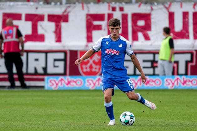 Matthew Moore (TSG II, 15), am Ball, Freisteller, Ganzkörper, Einzelbild, Einzelfoto, Aktion, Action, 29.08.2026, Sinsheim (Deutschland), Fussball, 3. Liga, TSG 1899 Hoffenheim II - SSV Jahn Regensburg, DFB DFL REGULATIONS PROHIBIT ANY USE OF PHOTOGRAPHS AS IMAGE SEQUENCES AND OR QUASI-VIDEO.