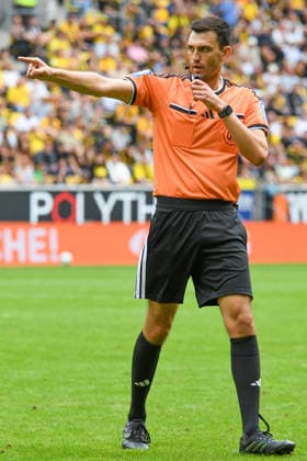 Felix Grund (Schiedsrichter) gibt Anweisungen, gestikuliert, mit den Armen gestikulieren, gives instructions, gesticulate, 29.08.2026, Aachen (Deutschland), Fussball, 3. Liga, TSV Alemannia Aachen - SV Meppen, Fussball, 3. Liga, TSV Alemannia Aachen - SV Meppen, DFB DFL REGULATIONS PROHIBIT ANY USE OF PHOTOGRAPHS AS IMAGE SEQUENCES AND OR QUASI-VIDEO.