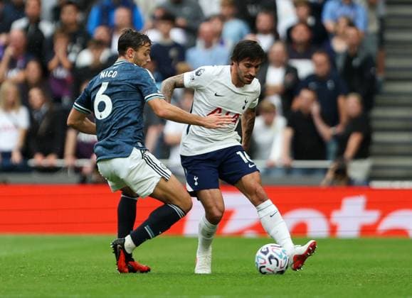 Sandro Tonali of Tottenham Hotspur on the ball under pressure from Nico Gonzalez of Newcastle United Tottenham Hotspur v Newcastle United, Premier League, Football, Tottenham Hotspur Stadium, London, UK, 29 08 2026, England - 29 Aug 2026London Tottenham Hotspur Stadium England United Kingdom EDITORIAL USE ONLY No use with unauthorised audio, video, data, fixture lists, club league logos or live services. Online in-match use limited to 120 images, no video emulation. No use in betting, games or single club league player publications. Copyright: xHanc WiredxPhotos Shutterstockx 17124807dc