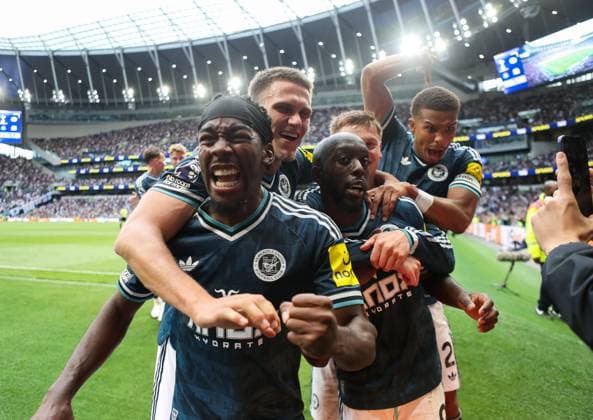 Yoane Wissa of Newcastle United celebrates scoring his team s second goal with teammates Tottenham Hotspur v Newcastle United, Premier League, Football, Tottenham Hotspur Stadium, London, UK, 29 08 2026, England - 29 Aug 2026London Tottenham Hotspur Stadium England United Kingdom EDITORIAL USE ONLY No use with unauthorised audio, video, data, fixture lists, club league logos or live services. Online in-match use limited to 120 images, no video emulation. No use in betting, games or single club league player publications. Copyright: xHanc WiredxPhotos Shutterstockx 17124807ea