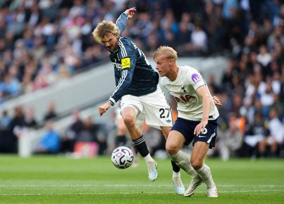 Jan Paul van Hecke of Tottenham Hotspur is challenged by Nick Woltemade of Newcastle United Tottenham Hotspur v Newcastle United, Premier League, Football, Tottenham Hotspur Stadium, London, UK, 29 08 2026, England - 29 Aug 2026London Tottenham Hotspur Stadium England United Kingdom EDITORIAL USE ONLY No use with unauthorised audio, video, data, fixture lists, club league logos or live services. Online in-match use limited to 120 images, no video emulation. No use in betting, games or single club league player publications. Copyright: xHanc WiredxPhotos Shutterstockx 17124807dy