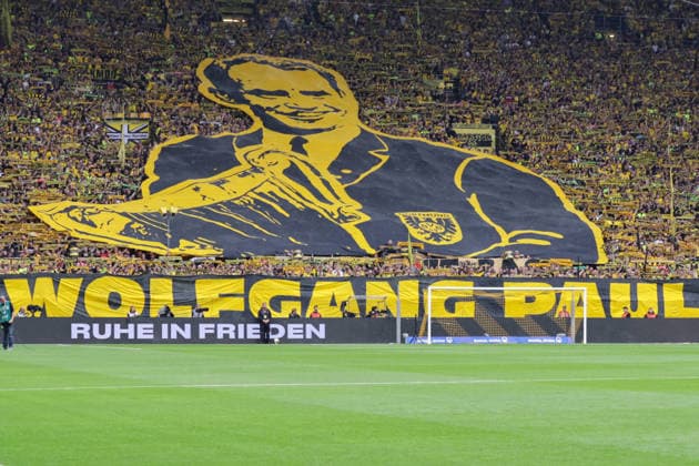 29.08.2026, xgrfx, Fussball 1.Bundesliga, Borussia Dortmund - Hamburger SV v.l. Choreo und Schweigeminute für Wolfgang Paul. (Borussia Dortmund) (DFL DFB REGULATIONS PROHIBIT ANY USE OF PHOTOGRAPHS as IMAGE SEQUENCES and or QUASI-VIDEO) Dortmund *** August 29, 2026, xgrfx, Soccer 1st Bundesliga, Borussia Dortmund vs. Hamburger SV: Choreographed display and a moment of silence for Wolfgang Paul, Borussia Dortmund. DFL, DFB. REGULATIONS PROHIBIT ANY USE OF PHOTOGRAPHS AS IMAGE SEQUENCES AND OR QUASI-VIDEO. Dortmund