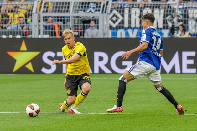 29.08.2026, xgrfx, Fussball 1.Bundesliga, Borussia Dortmund - Hamburger SV v.l. Daniel Svensson (Borussia Dortmund), Nicolas Capaldo (Hamburger SV) (DFL DFB REGULATIONS PROHIBIT ANY USE OF PHOTOGRAPHS as IMAGE SEQUENCES and or QUASI-VIDEO) Dortmund *** August 29, 2026, xgrfx, Soccer, Bundesliga 1, Borussia Dortmund vs. Hamburger SV, Daniel Svensson (Borussia Dortmund), Nicolas Capaldo (Hamburger SV). DFL and DFB regulations prohibit any use of photographs as image sequences and or quasi-video. Dortmund