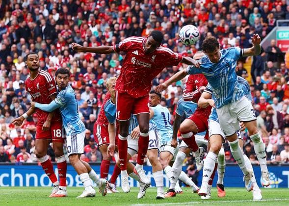 Alexander Isak of Liverpool and Neco Williams of Nottingham Forest Liverpool v Nottingham Forest, Premier League Football, Football, Anfield, Liverpool, UK - 29 Aug 2026Liverpool Anfield United Kingdom EDITORIAL USE ONLY No use with unauthorised audio, video, data, fixture lists, club league logos or live services. Online in-match use limited to 120 images, no video emulation. No use in betting, games or single club league player publications.  Copyright: xMattxWest Shutterstockx 17118964be