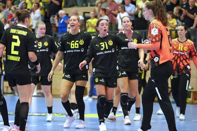 Handball, Alsco HBF1: HC Leipzig - Borussia Dortmund; 29.08.2026 Siegesfreude bei Dana Bleckmann (66, Borussia Dortmund), Kelly Vollebregt (31, Borussia Dortmund) und Team. Alsco Handball Bundesliga Frauen HBF1, Saison 2026 2027, 1. Spieltag: HC Leipzig vs. Borussia Dortmund am 29.08.2026 im Sportcenter Markranstädt. Copyright: xBEAUTIFULxSPORTS JanxKaeferx