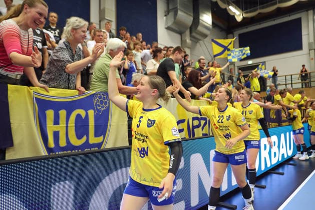 Handball, Alsco HBF1: HC Leipzig - Borussia Dortmund; 29.08.2026 Kim-Angelina Lang (5, HC Leipzig) klatscht mit den Fans ab. Dahinter Lilly Glimm (22, HC Leipzig). Alsco Handball Bundesliga Frauen HBF1, Saison 2026 2027, 1. Spieltag: HC Leipzig vs. Borussia Dortmund am 29.08.2026 im Sportcenter Markranstädt. Copyright: xBEAUTIFULxSPORTS JanxKaeferx