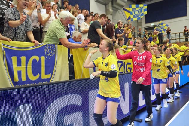 Handball, Alsco HBF1: HC Leipzig - Borussia Dortmund; 29.08.2026 Angeführt von Kapitänin Pauline Uhlmann (2, HC Leipzig), klatscht das HCL-Team mit dem Publikum ab. Es folgen: Torhüterin Janine Fleischer (44, HC Leipzig), Kim-Angelina Lang (5, HC Leipzig), Lilly Glimm (22, HC Leipzig). Alsco Handball Bundesliga Frauen HBF1, Saison 2026 2027, 1. Spieltag: HC Leipzig vs. Borussia Dortmund am 29.08.2026 im Sportcenter Markranstädt. Copyright: xBEAUTIFULxSPORTS JanxKaeferx