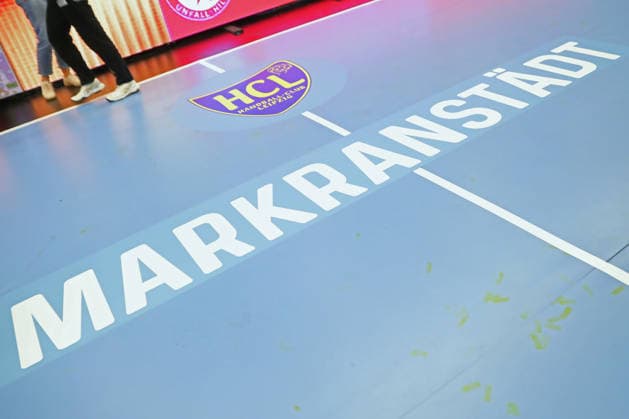 Handball, Alsco HBF1: HC Leipzig - Borussia Dortmund; 29.08.2026 Das HCL-Logo über dem Schriftzug MARKRANSTÄDT auf dem Hallenboden, Spielfeld. Symbolbild, Feature. Alsco Handball Bundesliga Frauen HBF1, Saison 2026 2027, 1. Spieltag: HC Leipzig vs. Borussia Dortmund am 29.08.2026 im Sportcenter Markranstädt. Copyright: xBEAUTIFULxSPORTS JanxKaeferx