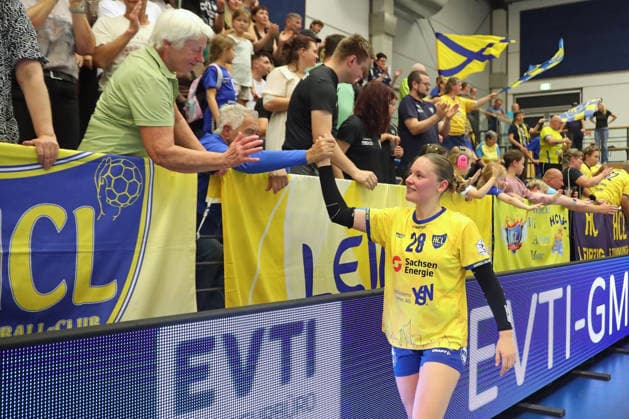Handball, Alsco HBF1: HC Leipzig - Borussia Dortmund; 29.08.2026 Lara Tauchmann (28, HC Leipzig) klatscht mit den Fans ab. Alsco Handball Bundesliga Frauen HBF1, Saison 2026 2027, 1. Spieltag: HC Leipzig vs. Borussia Dortmund am 29.08.2026 im Sportcenter Markranstädt. Copyright: xBEAUTIFULxSPORTS JanxKaeferx