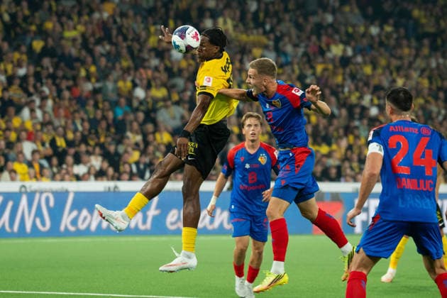 BERN, BERN - AUGUST 29: Samuel Essende of BSC Young Boys challenges Becir Omeragic of FC Basel 1893 during the Brack Super League match between BSC Young Boys and FC Basel 1893 at Stadion Wankdorf on August 29, 2026 in Bern, Bern, Switzerland. Copyright: xLivioxBaeriswylx xSPPx Sportspressphoto_SPR219264