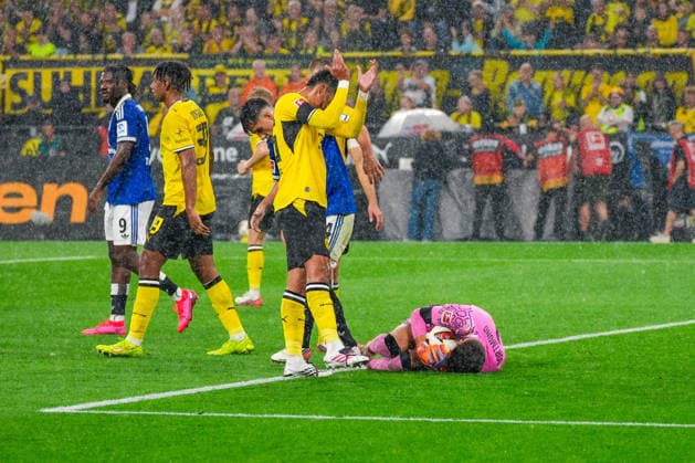 Kaua Prates (Borussia Dortmund, 36) mit Applaus für Gregor Kobel (Borussia Dortmund, 1) nach dessen Parade, Deutschland: Fussball, Bundesliga, Saison 2026 27, 1. Spieltag, 29.08.2026, Borussia Dortmund vs Hamburger SV, Signal-Iduna-Park (Dortmund, Nordrhein-Westfalen) *** Kaua Prates of Borussia Dortmund, 36, applauds Gregor Kobel of Borussia Dortmund, 1, after his save; German soccer, Bundesliga, 2026–27 season, Matchday 1, August 29, 2026, Borussia Dortmund vs. Hamburger SV, Signal Iduna Park, Dortmund, North Rhine-Westphalia Copyright: xLeonxFrickx