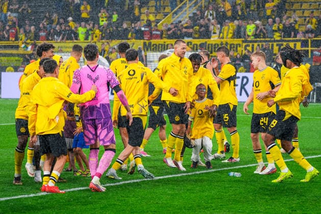 Borussia Dortmund jubelt nach Abpfiff vor den eigenen Fans, Deutschland: Fussball, Bundesliga, Saison 2026 27, 1. Spieltag, 29.08.2026, Borussia Dortmund vs Hamburger SV, Signal-Iduna-Park (Dortmund, Nordrhein-Westfalen) *** Borussia Dortmund celebrates in front of its home fans after the final whistle, German Soccer, Bundesliga, 2026–27 Season, Matchday 1, August 29, 2026, Borussia Dortmund vs. Hamburger SV, Signal Iduna Park, Dortmund, North Rhine-Westphalia Copyright: xLeonxFrickx
