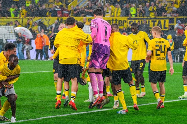 Borussia Dortmund jubelt nach Abpfiff vor den eigenen Fans, Deutschland: Fussball, Bundesliga, Saison 2026 27, 1. Spieltag, 29.08.2026, Borussia Dortmund vs Hamburger SV, Signal-Iduna-Park (Dortmund, Nordrhein-Westfalen) *** Borussia Dortmund celebrates in front of its home fans after the final whistle, German Soccer, Bundesliga, 2026–27 Season, Matchday 1, August 29, 2026, Borussia Dortmund vs. Hamburger SV, Signal Iduna Park, Dortmund, North Rhine-Westphalia Copyright: xLeonxFrickx