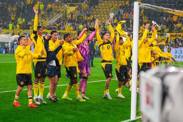 Borussia Dortmund jubelt nach Abpfiff vor den eigenen Fans, Deutschland: Fussball, Bundesliga, Saison 2026 27, 1. Spieltag, 29.08.2026, Borussia Dortmund vs Hamburger SV, Signal-Iduna-Park (Dortmund, Nordrhein-Westfalen) *** Borussia Dortmund celebrates in front of its home fans after the final whistle; German soccer, Bundesliga, 2026–27 season, Matchday 1, August 29, 2026, Borussia Dortmund vs. Hamburger SV, Signal Iduna Park, Dortmund, North Rhine-Westphalia Copyright: xLeonxFrickx
