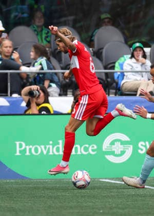SEATTLE, WA - AUGUST 29: Chicago Fire FC midfielder Anton SalÃ tros (6) leaps over the ball in the second half during the MLS, Fussball Herren, USA match between Chicago Fire FC and Seattle Sounders FC on August 29, 2026 at Lumen Field in Seattle, Washington. (Photo by Leslie Plaza Johnson Icon Sportswire) SOCCER: AUG 29 MLS Seattle Sounders FC vs Chicago Fire FC EDITORIAL USE ONLY Icon260829022