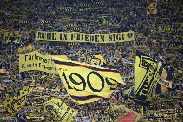 1. Bundesliga 26 27 - Borussia Dortmund - Hamburger SV am 29.08.2026 an der Bremer Brücke in Osnabrück Mannschaften mit Schweigeminute fuer Wolfgang Paul *** 1 Bundesliga 26 27 Borussia Dortmund vs. Hamburger SV on August 29, 2026, at the Bremer Brücke in Osnabrück; teams observe a moment of silence for Wolfgang Paul MT
