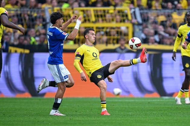 1. Bundesliga 26 27 - Borussia Dortmund - Hamburger SV am 29.08.2026 an der Bremer Brücke in Osnabrück Konstantinos Karetsas (Dortmund) am Ball. *** 1 Bundesliga 26 27 Borussia Dortmund vs. Hamburger SV on August 29, 2026, at Bremer Brücke in Osnabrück; Konstantinos Karetsas has the ball for Dortmund MT